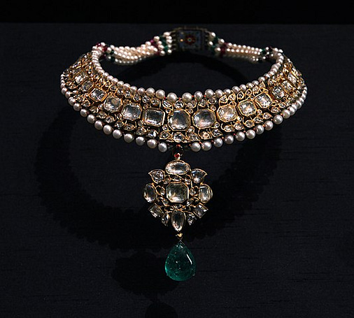 Heirloom Jewellery in India: Gold necklace with pearls, rubies, diamonds and emerald. From India, 1800-1950 set in kundan style. Image courtesy Vassil via Wikimedia Commons