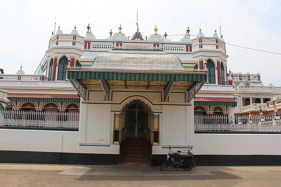 Kanadukathan Chettinadu Palace entrance - chettinadu architecture. Tamil Nadu India Image courtesy:KARTY JazZ via Wikimedia Commons