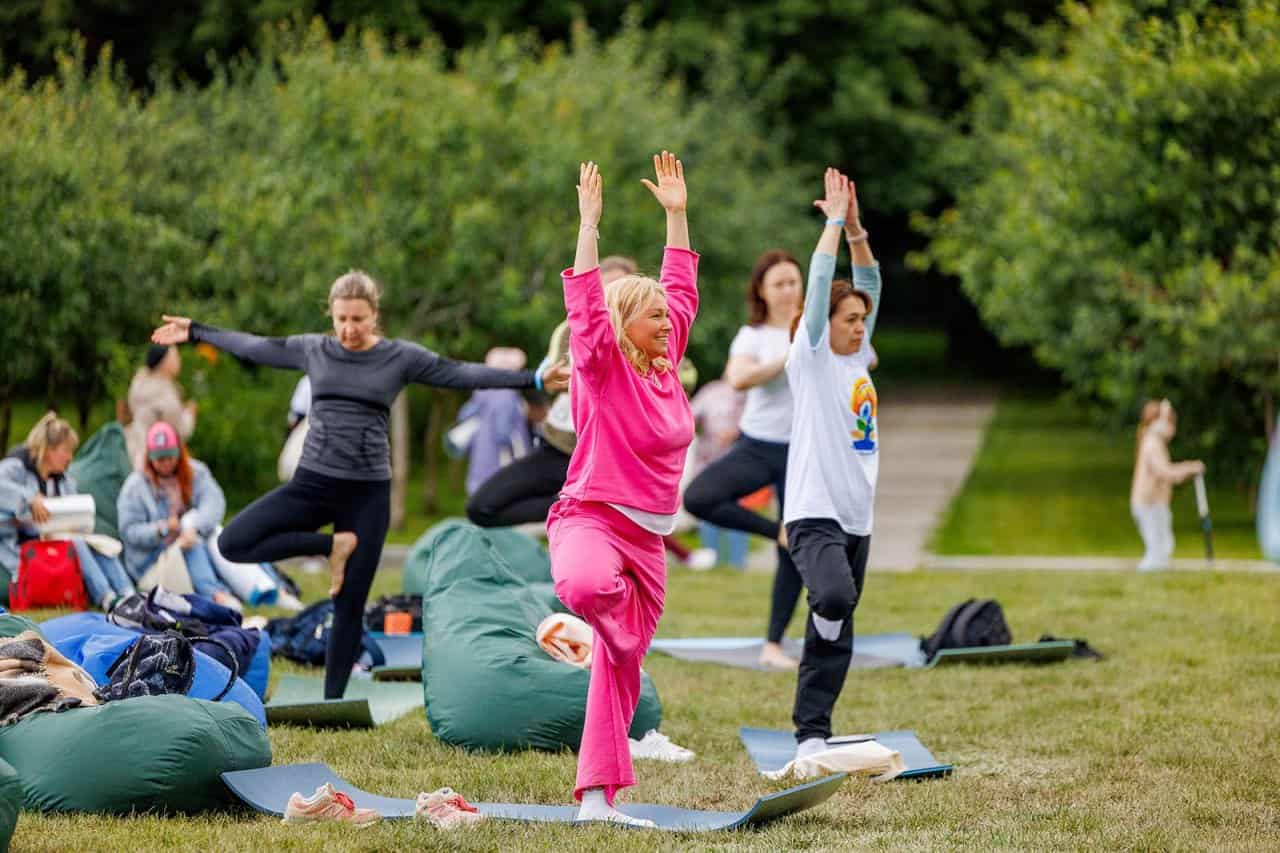 Complementary workshops were held throughout the venue, including mandala painting, aromatic sachet-making, and DIY crafts.