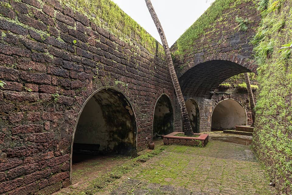 Holding Cells in the Reis Magos Fort Image courtesy Creative Common Licenses via Wikimedia Commons 