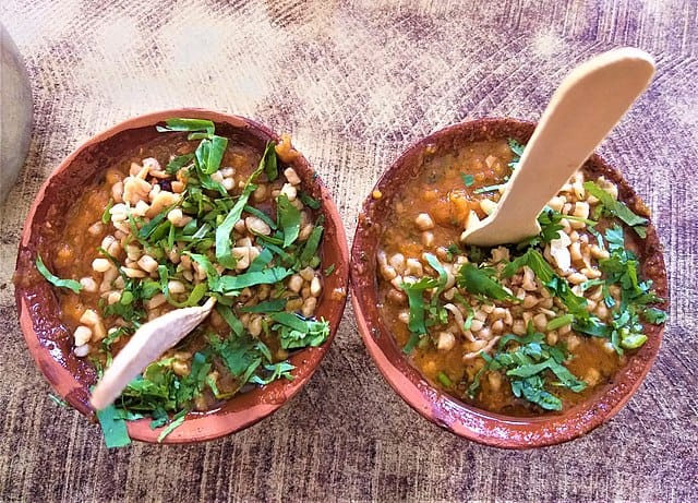 Spice, crunch, and a burst of tang, Banarasi Chaat is chaos you can taste! Courtesy: Wikimedia