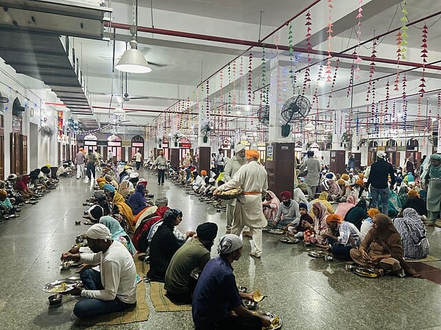 Langar, participatory community kitchen, Golden Temple, Amritsar. Courtesy: Harvinder Chandigarh, Wikimedia