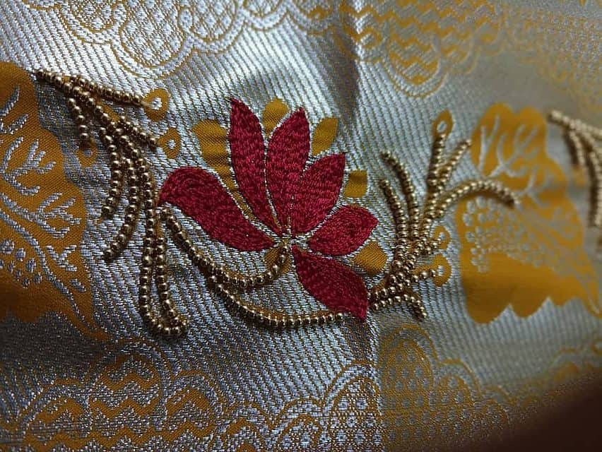 Aari embroidery continues to thrive because it adapts easily to both couture and mass markets. Bridal blouses, evening jackets, and even cushion covers showcase its versatility. Image courtesy: KarthigadeviRavichandran via Wikimedia commons