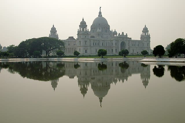 24 hours in Kolkata: The Victoria Memorial is a large marble building which is dedicated to the memory of Queen Victoria (1819-1901). A reminder of the British Raj. Kolkata. Courtesy: Vyacheslav Argenberg, Wikimedia