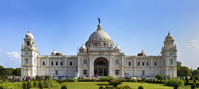 The Victoria Memorial is a large marble building which was built between 1906 and 1921. Courtesy: Subhrajyoti07, Wikimedia