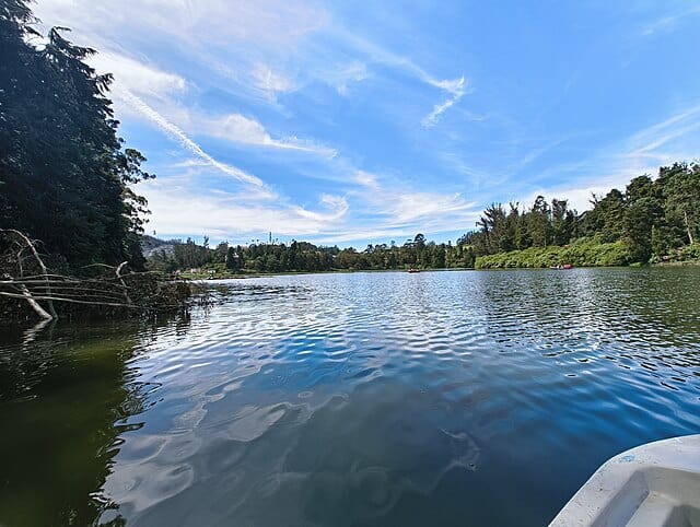 This photograph captures the scenic expanse of Ooty Lake, located in the hill station of Ooty (Udhagamandalam) in the Nilgiris District of Tamil Nadu, India. Constructed in 1824 by John Sullivan, the then collector of Coimbatore. Courtesy: Hellowikidoc, Wikimedia Commons
