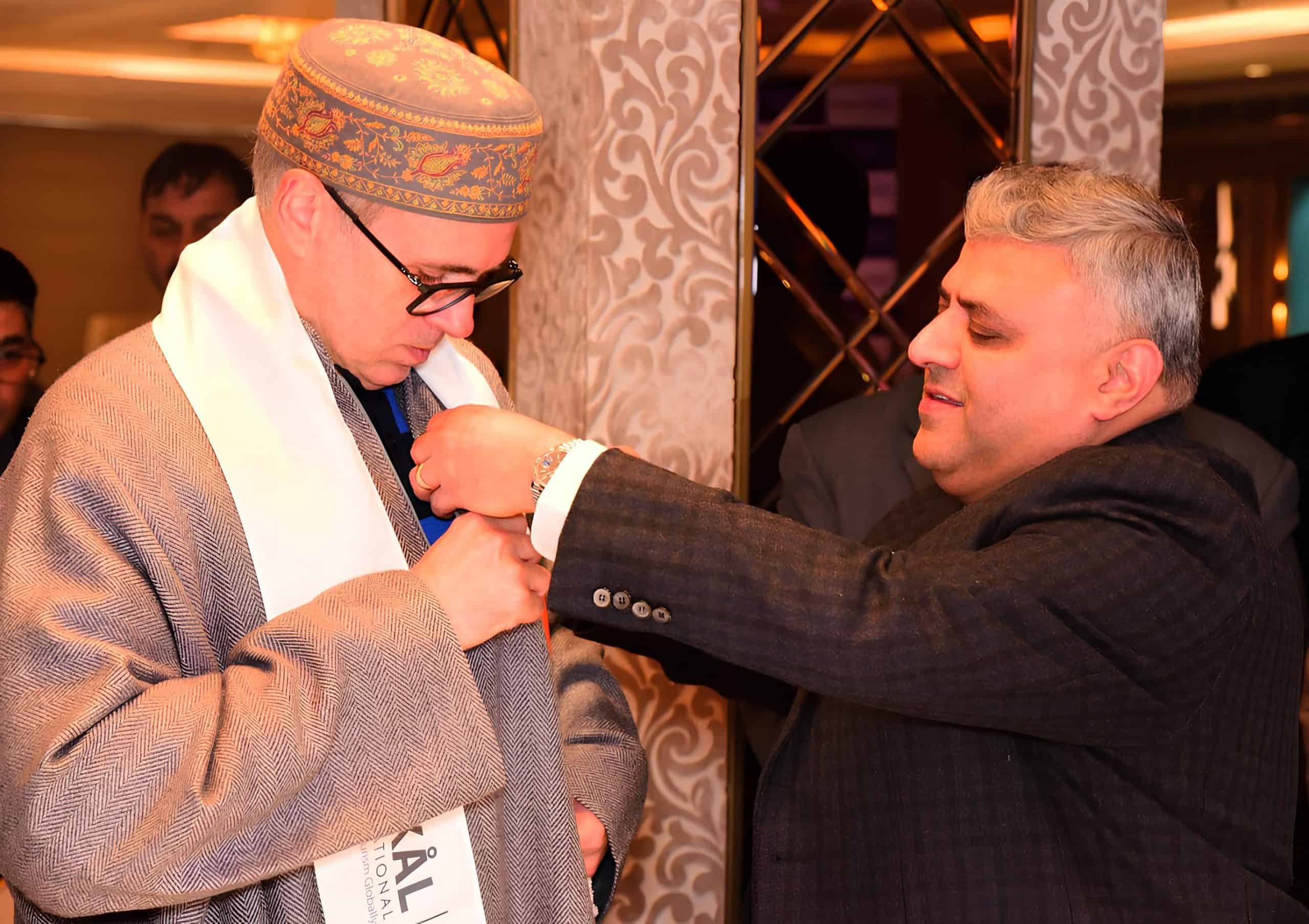 Skål International India President Sanjeev Mehra felicitating Omar Abdullah, Chief Minister of Jammu & Kashmir